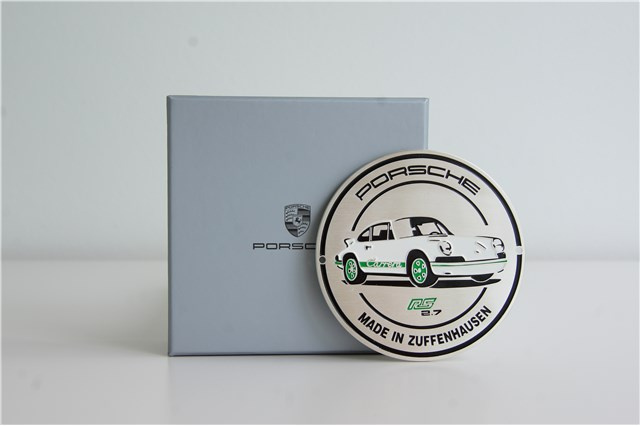 Plakietka na kratkę maski silnika - RS 2.7 Collection