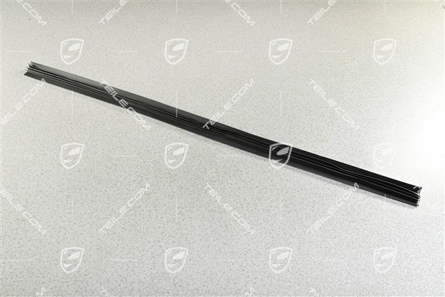 Rear bumper seal / piping, centre