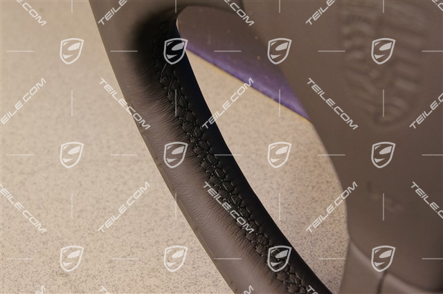 Sportlenkrad, 3-Speichen, Leder mit schwarzer Naht und geprägtem Porsche Schriftzug, ohne Airbag