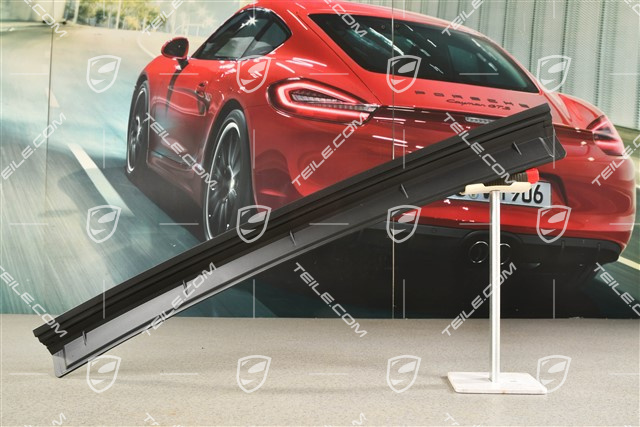 Trunk lid seal, upper center