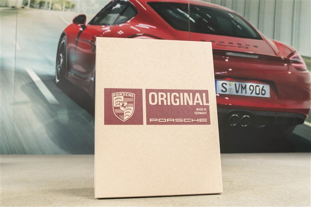 Leather Document wallet in Red with embossed Porsche logo for the storage of the service booklet and the Driver's manuals.