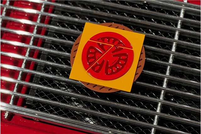 Typ 7 – Burger „Grill Badge” / plakietka na kratkę maski silnika