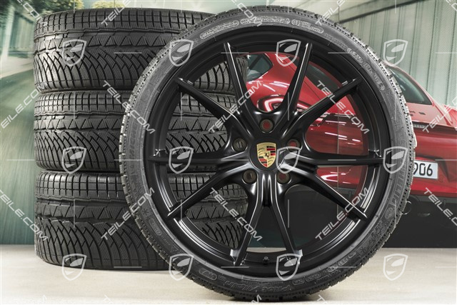 20" Carrera S Winterräder Satz für Cayman GT4 / Boxster Spyder, Felgen 8J x 20 ET57 + 10J x 20 ET45 + NEUE Michelin Winterreifen 235/35 R20 + 275/30 R20, schwarz (seidenmatt), mit RDK-Sensoren