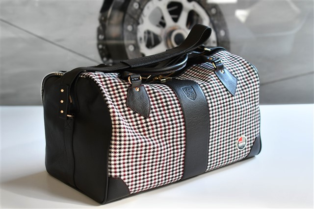 "60Y 911" Touring Bag 911 "60 Years of 911", in a houndstooth pattern black/red, anniversary badge 50/30/28 cm