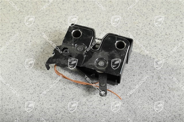 Der untere Teil des Verschlusses der Heckklappe, abgeschnittener Stecker
