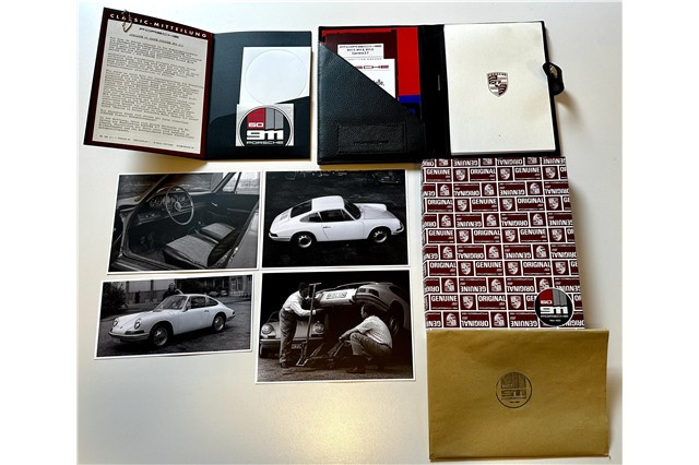 "60Y 911" document folder, in a houndstooth pattern, with embossed Porsche Crest, anniversary 60 Years of 911 badge